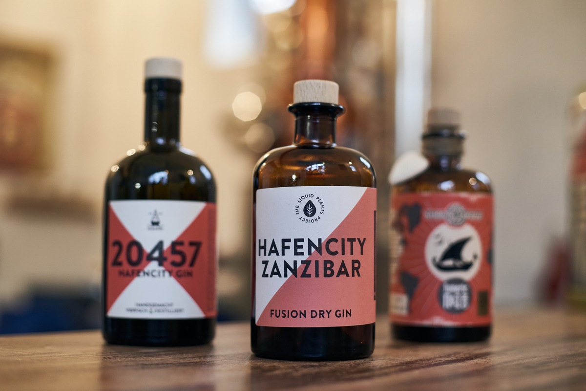 Zwei Konkurrenten - ein gemeinsamer Erfolg: Hamburger Fusion Gin &quot;Hafencity-Zanzibar&quot; gewinnt Gold bei Craft Spirits Berlin Awards 2022