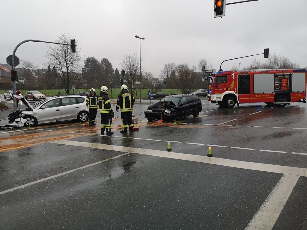 FW-EN: Verkehrsunfall mit drei leicht Verletzten