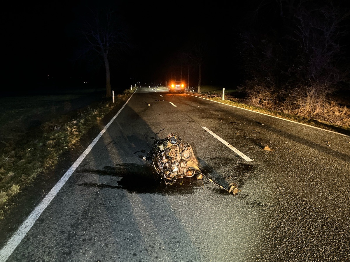 POL-PB: Mit Pkw gegen Baum gefahren