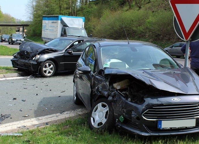 POL-OE: Zwei Leichtverletzte bei Unfall