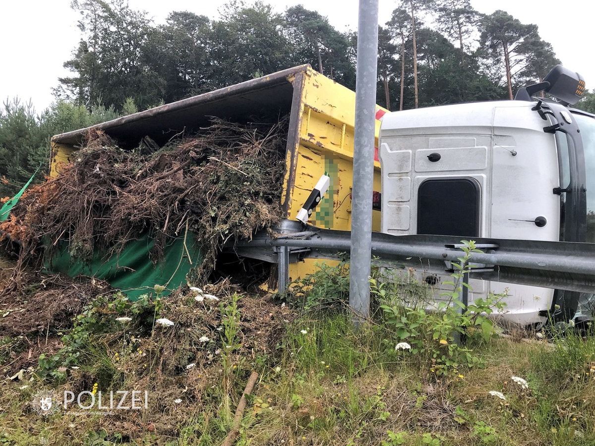 POL-PPWP: Lkw kippt im Kreisel um - Autobahnanbindung blockiert