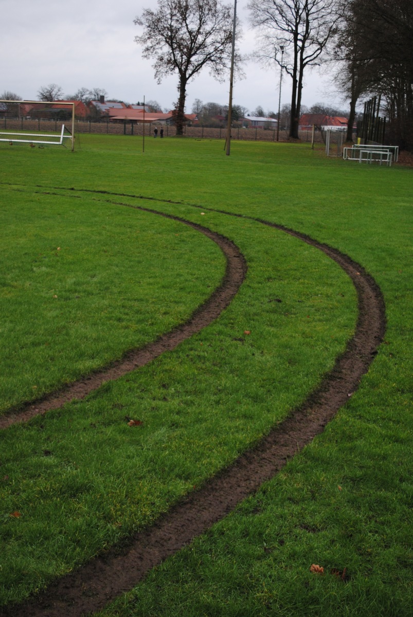 POL-NI: Vandalismus auf Sportplatz