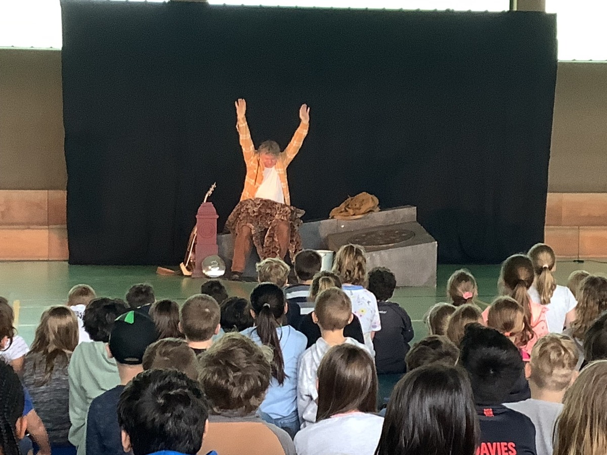 Eichendorffschule empfängt BrilLe-Theater und löst Gewinn vom Provinzial Schülerzeitungswettbewerb ein