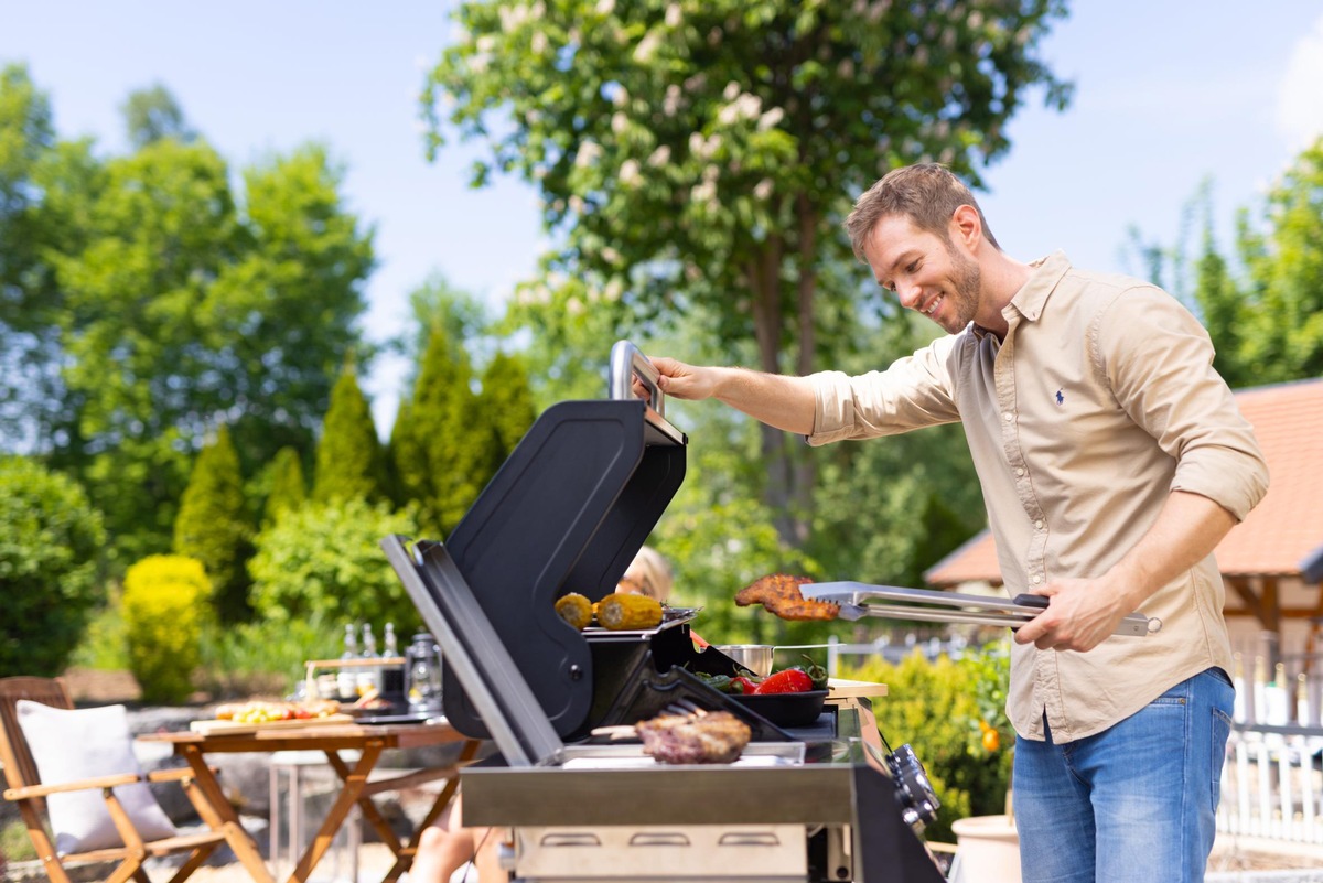 Siegeszug der Gasgrills nicht zu stoppen / Umfrage bestätigt: Ära von reinen Holzkohlegrills nahezu vorbei, Nischenprodukte wie Keramikgrills und Pelletgrills wachsen