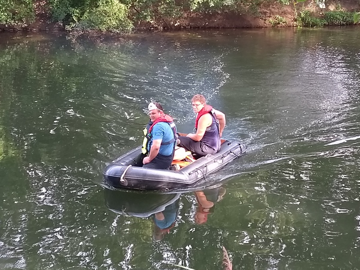 FW-WRN: TH_1 - LZ3 - Junge nach durchschwimmen der Lippe mit Migräne. Nachforderung eines Bootes, Kind von anderer Uferseite retten