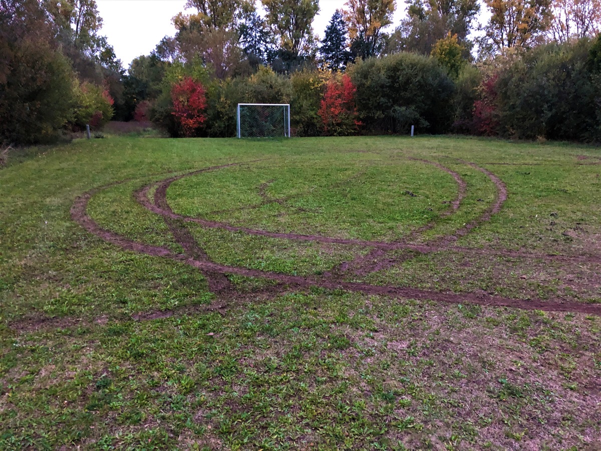 POL-PDWO: Worms-Abenheim - Autoschlüssel sichergestellt - Sachbeschädigung auf Bolzplatz