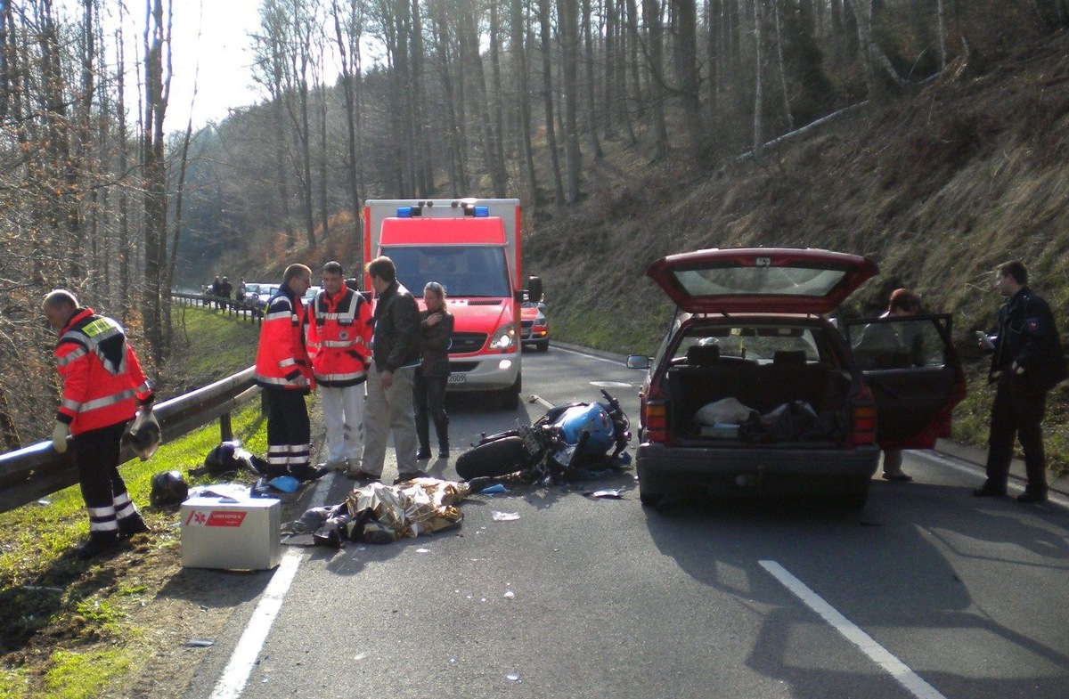 POL-HOL: Landesstraße 549 - Rottmündetal: 29jähriger Kradfahrer bei Verkehrsunfall tödlich verletzt - Vier weitere Leichtverletzte / Zeugen gesucht -