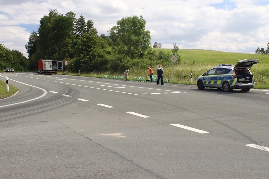 POL-HX: Getränkekisten landen auf Landstraße