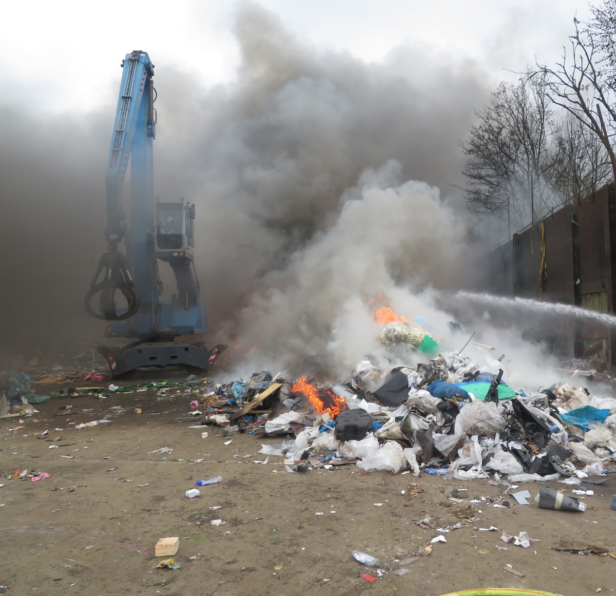 POL-OL: +++ Brand auf Recyclinghof mit stärkerer Rauchentwicklung +++