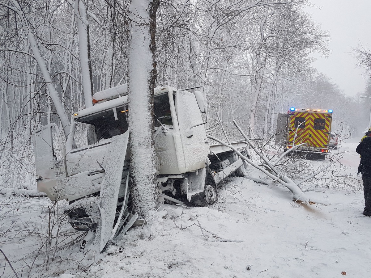 FW-Heiligenhaus: Tödlicher LKW-Unfall auf der Ruhrstraße (Meldung 29/2017)