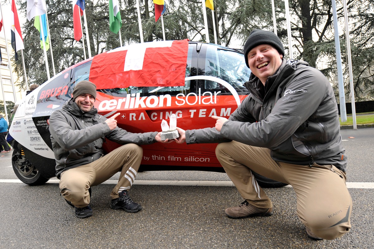 80ème jour de la «Course zéro émission»: arrivée de la course à Genève: / Podium du vainqueur pour l&#039;équipe Racing Team d&#039;Oerlikon Solar