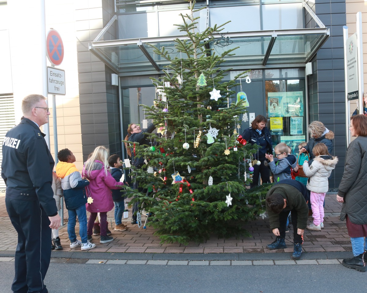 POL-EU: Kinder der OGS schmückten Weihnachtsbaum