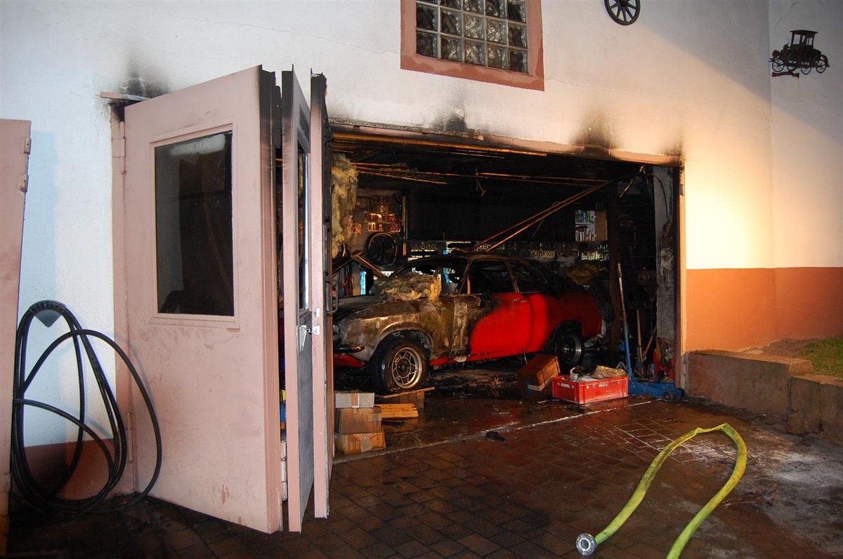POL-PDKL: Brand einer Garage, Oldtimer zerstört