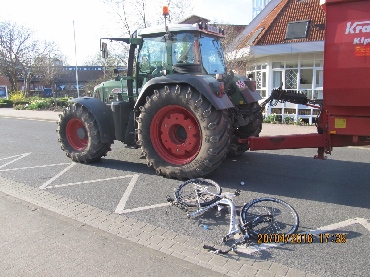 POL-WL: Jugendliche beinahe von Traktor überrollt ++ Winsen - Diebstahl an Friedhofskapelle ++ Buchholz - Gartenmöbel entwendet ++ Bendestorf - Diebe stiegen durchs Dach