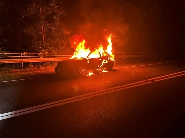 POL-WOB: PKW auf der B244 bei Helmstedt brennt vollständig aus