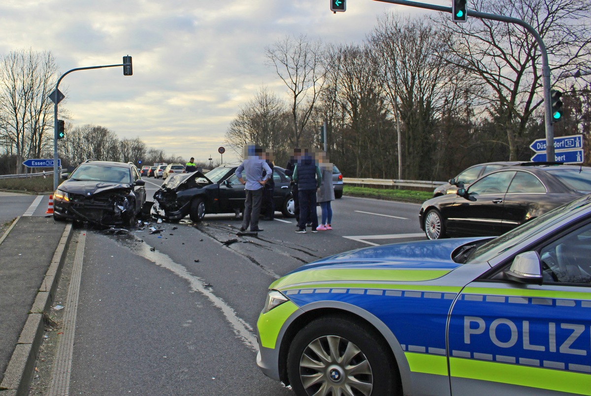 POL-ME: Hoher Sachschaden und eine Leichtverletzte nach Verkehrsunfall - Ratingen - 19/02/145