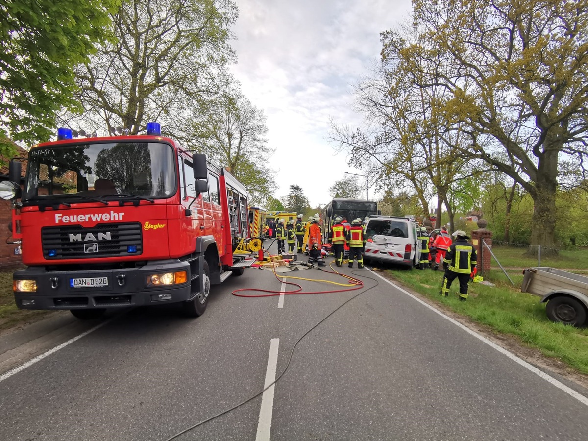 POL-LG: ++ Schulbus gerät in Gegenverkehr und kollidiert mit Kleinbus - zwei Verletzte ++ Parkautomaten aufgehebelt - Tatverdächtigen festgestellt ++ betrunken mit dem Pedelec gestützt ++