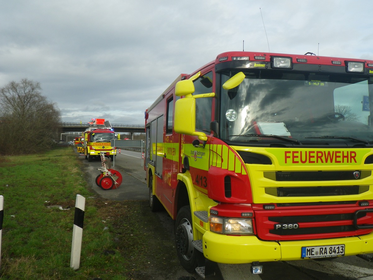 FW Ratingen: schwerer LKW- Unfall in Ratingen - LKW umgekippt - 700l Dieselkraftstoff ausgelaufen - bebildert