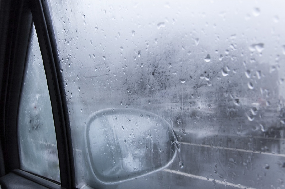 Klare Sicht trotz nasskalten Winterwetters: Vier Tipps gegen beschlagene  Autoscheiben