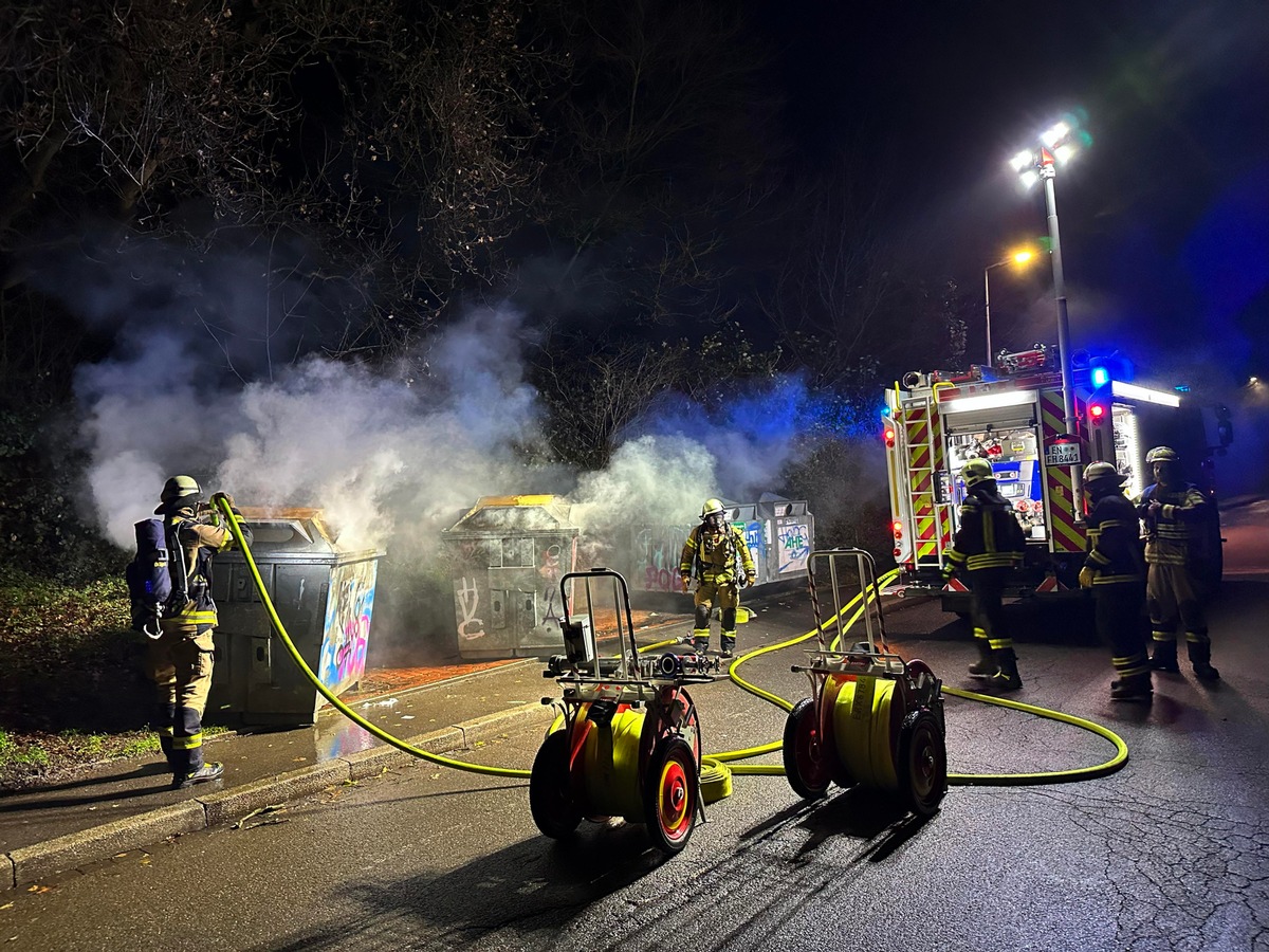 FW-EN: Altpapiercontainer brannten an verschiedenen Standorten - Feuerwehr mit mehreren Löschfahrzeugen im Einsatz - Polizei ermittelt