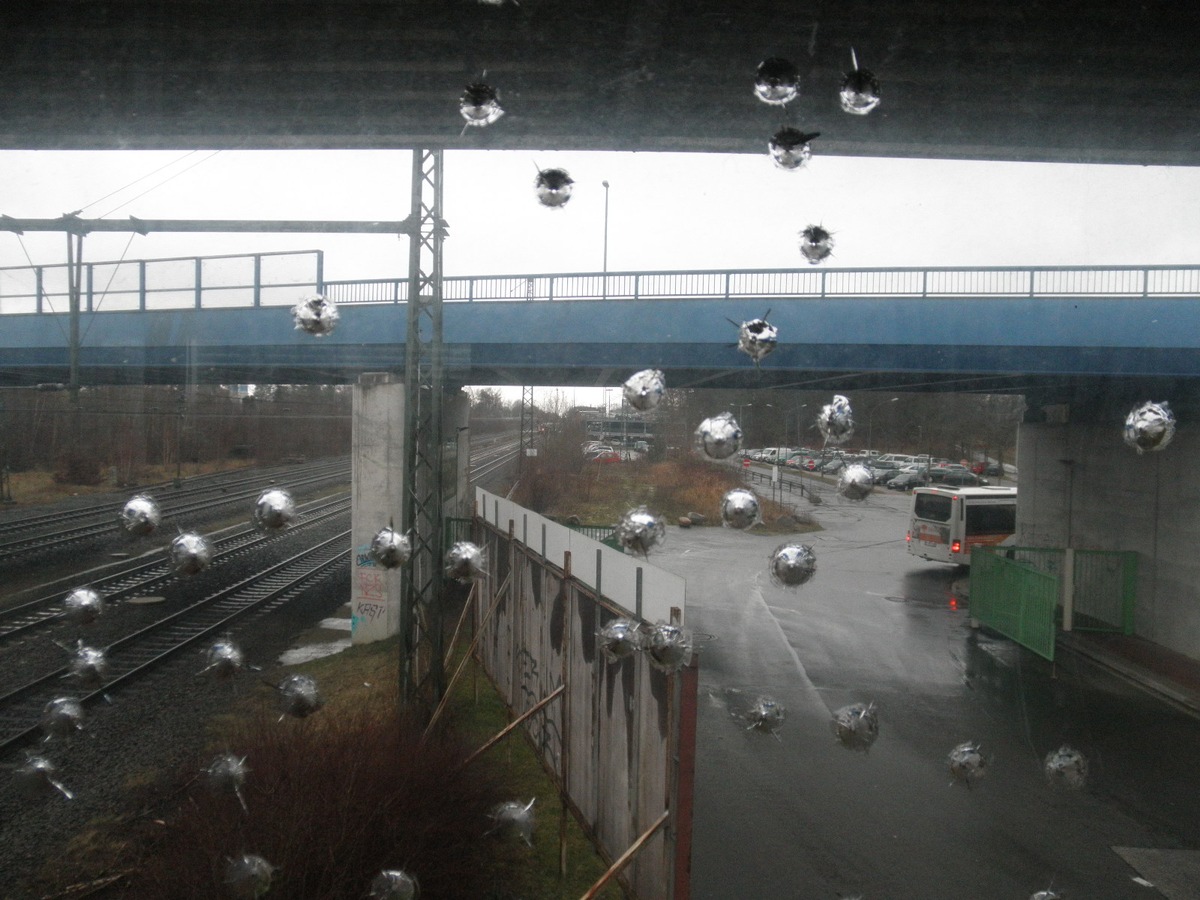 BPOL-HB: Stellwerksgebäude am Bahnhof Tostedt mit Schrot beschossen