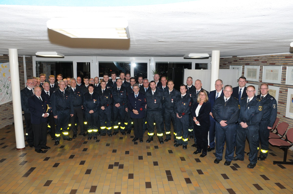 FW-Dorsten: Feuerwehr feierte Jubilare