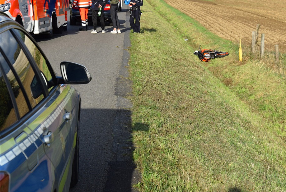 POL-HF: Verkehrsunfall - 
Starker Wind drückt Krad-Fahrer von der Fahrbahn