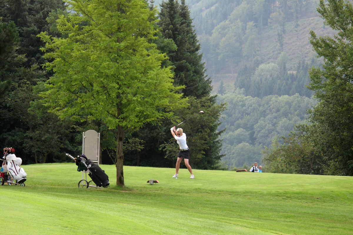 1. Charity Golfturnier im Sauerland der Wellness-Hotels GmbH bringt 15.000 EUR / Unterstützt werden die wohltätigen Vereine Beschützerinstinkte e.V, die Jochen-Behle-Stiftung und die Tabaluga Stiftung