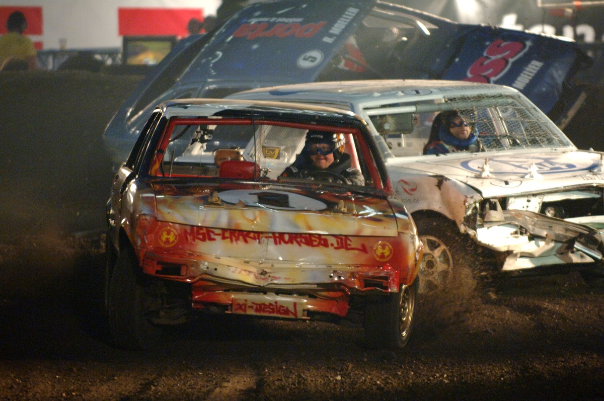 Quotensieg für Die große TV total Stock Car Crash Challenge / Raab und Lauda verschrotten Konkurrenz