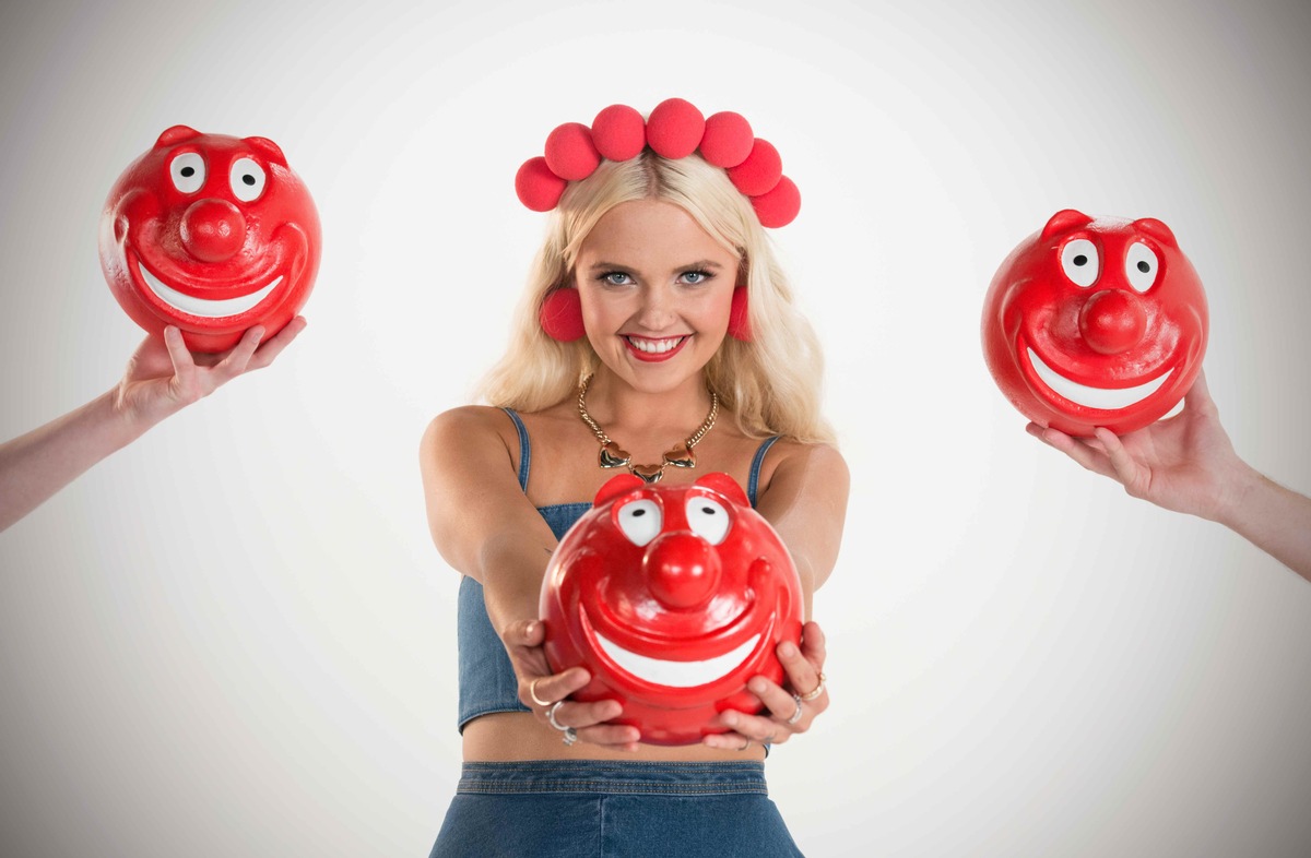 Der RED NOSE DAY 2015 wird strange: Bonnie geht irre Tattoo-Wette ein - bei &quot;taff&quot; auf ProSieben.