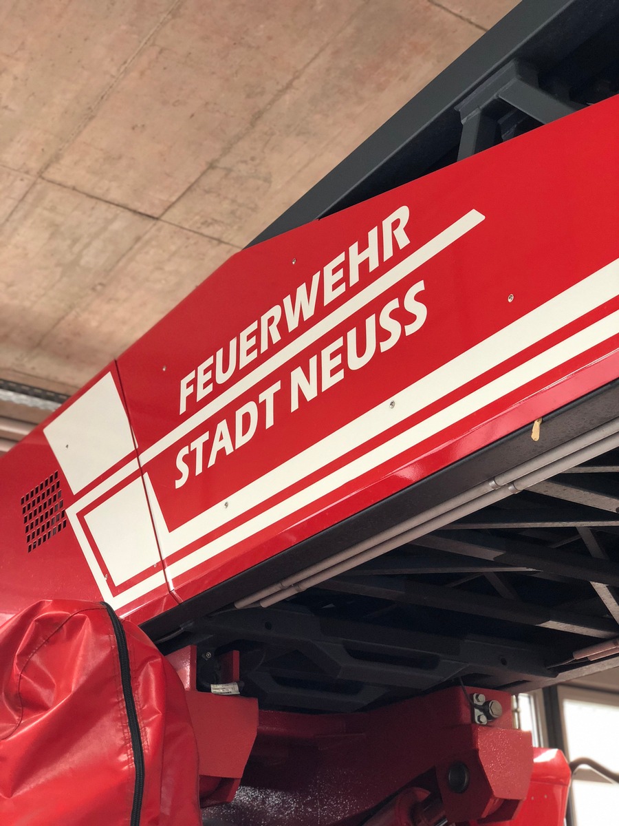 FW-NE: Kellerbrand in Hoisten | Zwei Verletzte ins Krankenhaus transportiert