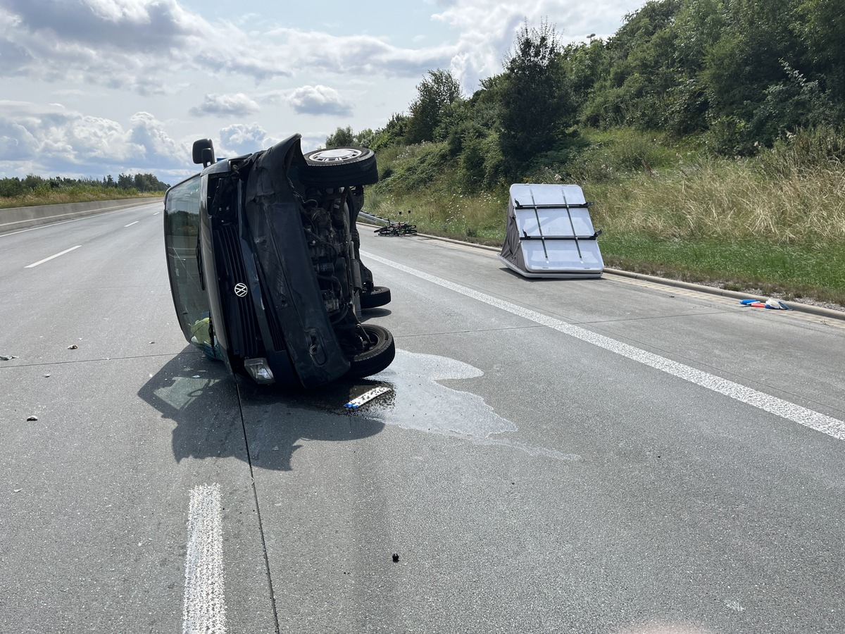 API-TH: Vollsperrung aufgrund eines umgekippten Transporters - vom Unfallverursacher fehlt jede Spur