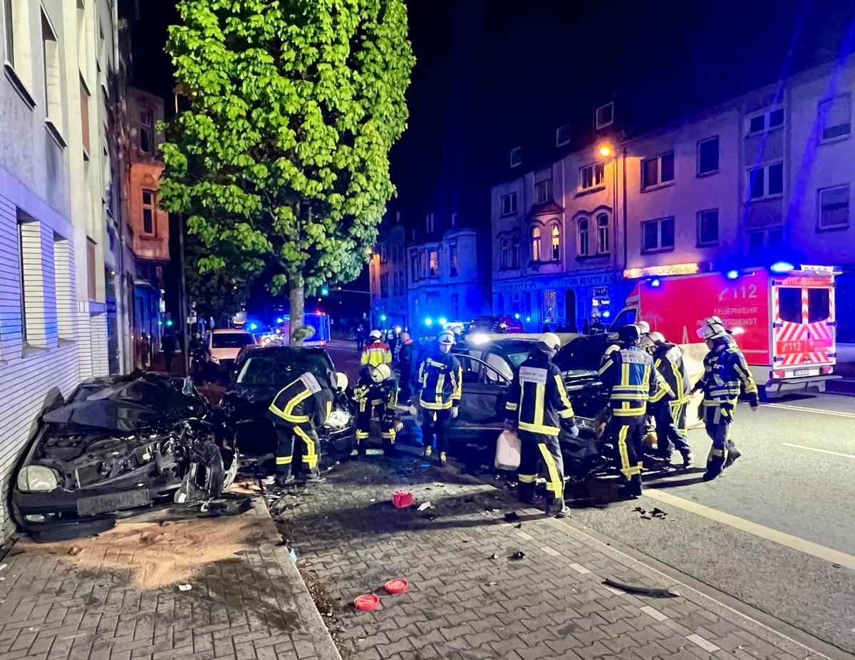 FW-BO: Schwerer Verkehrsunfall auf der Herner Straße in Riemke - Vorbildliche Ersthelfer aber auch Probleme durch Schaulustige