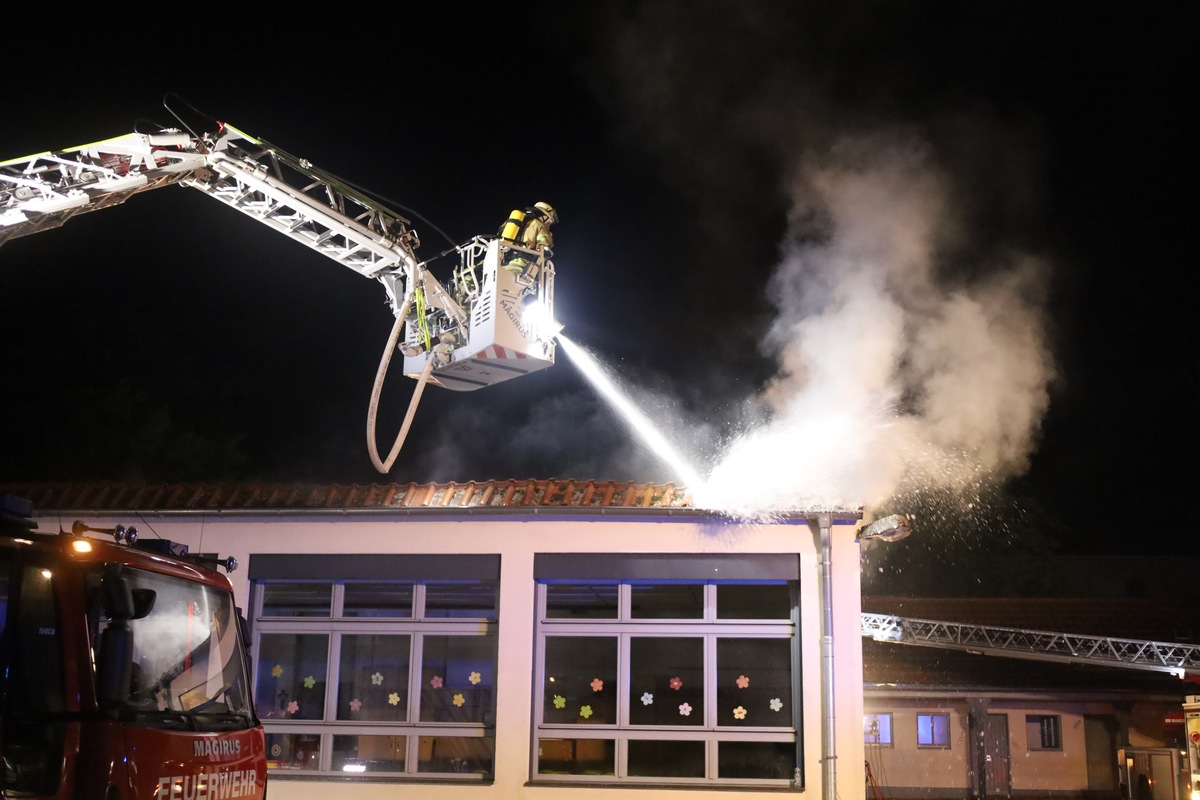 FW-KLE: Brand zerstört Teile der Grundschule