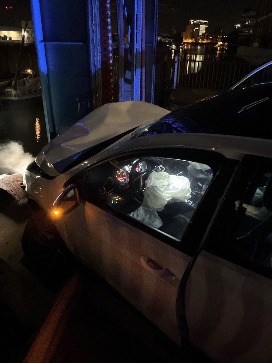 POL-D: Düsseldorf-Hafen - Flucht vor Polizeikontrolle endet im Verkehrsunfall - Zwei Männer schwer verletzt - Verdacht des Drogen- und Alkoholkonsums beim Fahrer