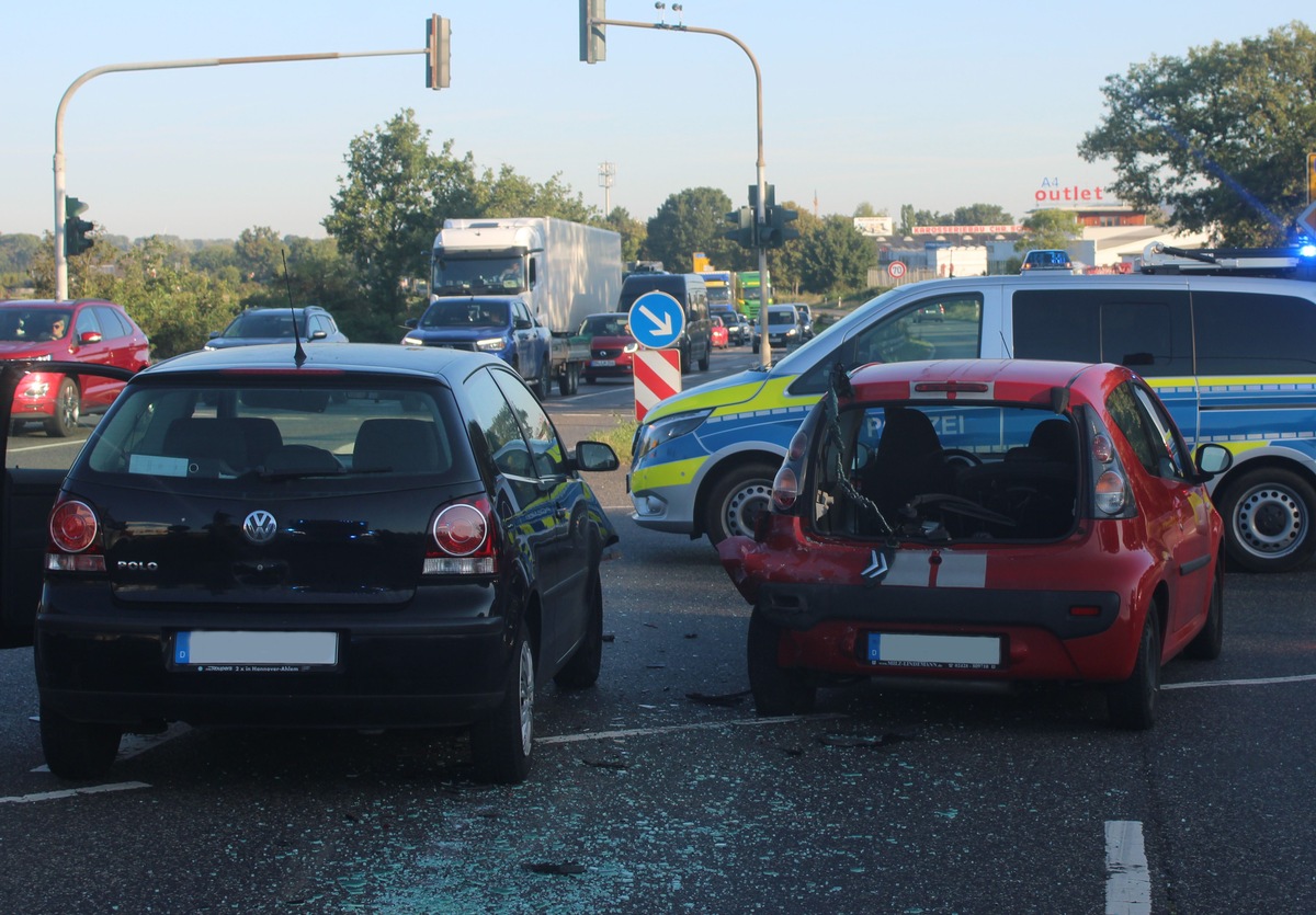 POL-DN: Schwerverletzt nach Auffahrunfall