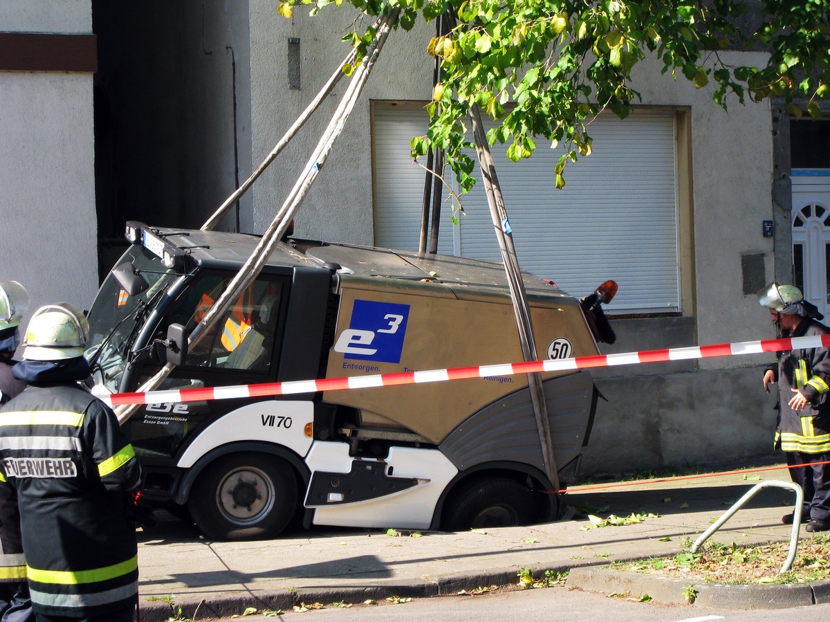 FW-E: Kehrmaschine in Gehweg eingesackt, Feuerwehr hilft mit Autokran