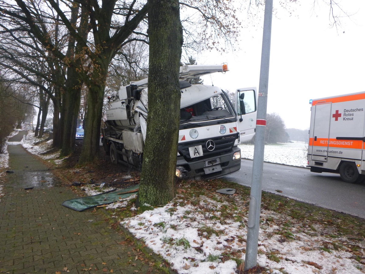 POL-LG: ++ &quot;kurios&quot; - Lkw verunfallt an gleicher Stelle - gegen Leitplanke und Bäum gefahren ++ Auseinandersetzung - Polizei erwischt fliehenden Täter ++ Vortäuschen einer Freundschaft - Geldbörse entwendet