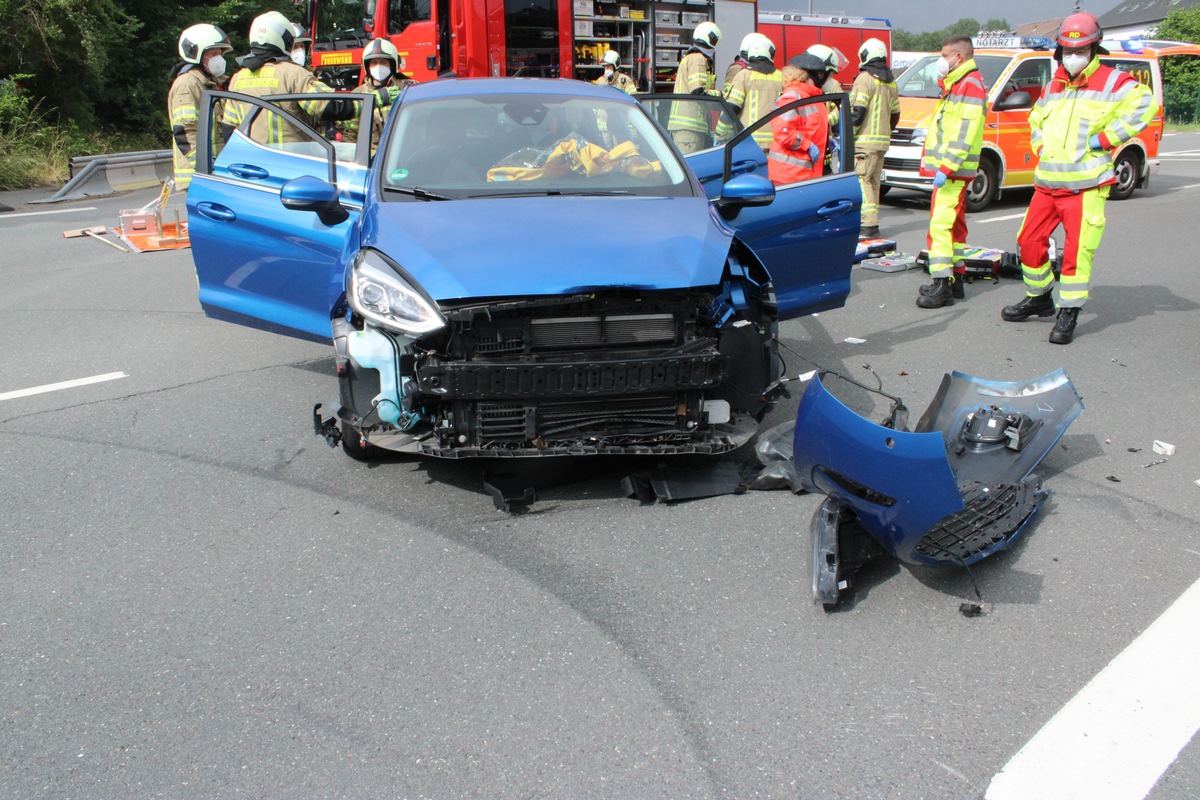 POL-RBK: Wermelskirchen - 2 Schwerverletzte bei Zusammenstoß im Kreuzungsbereich