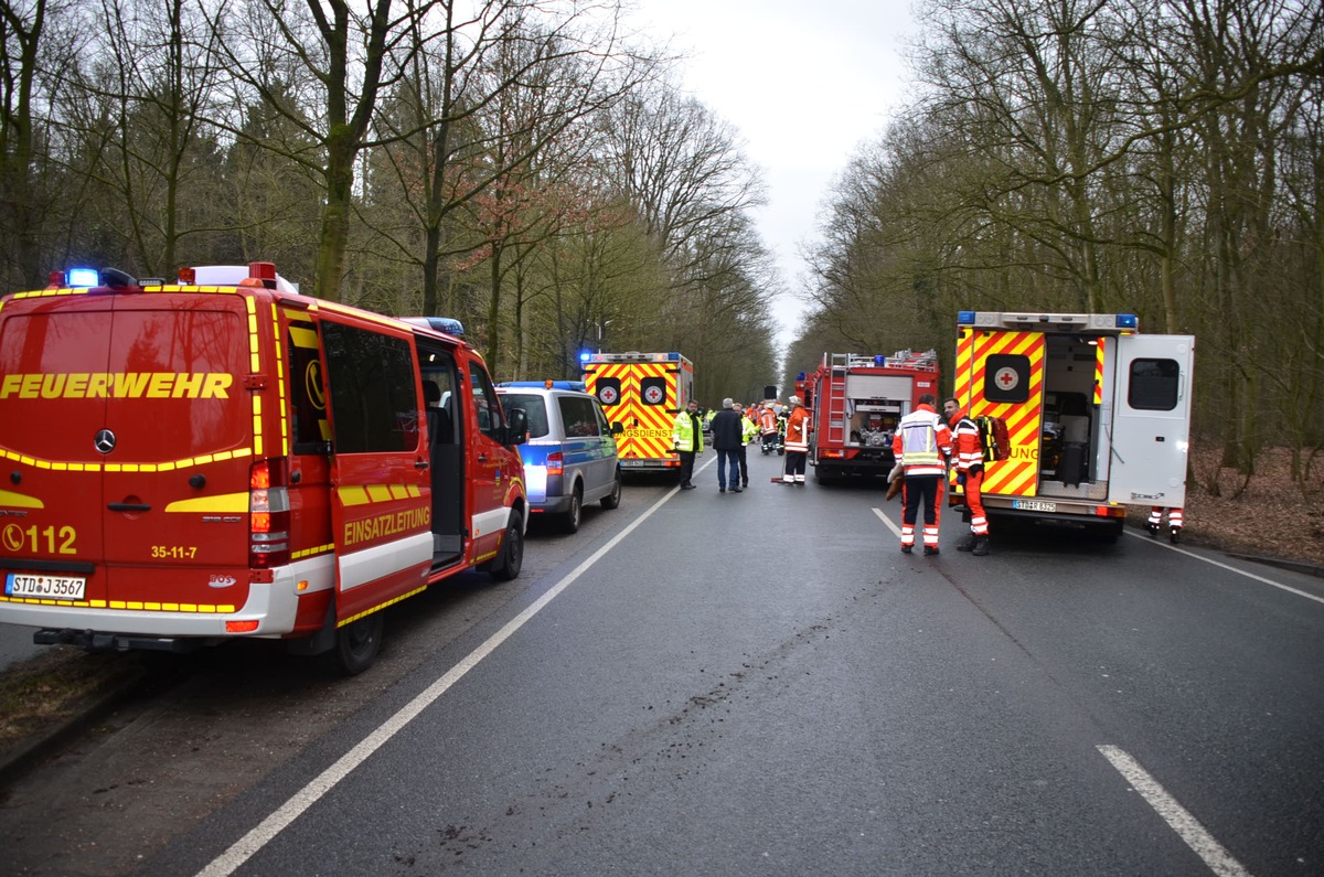 POL-STD: Vier zum Teil schwer verletzte Autoinsassen bei Unfall auf Bundesstraße 73 in Himmelpforten