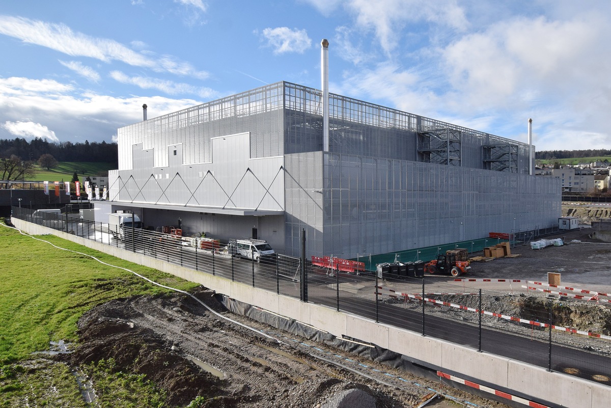 Green launches the most energy-efficient high-performance data center / The first of three data centers at the Dielsdorf site is live