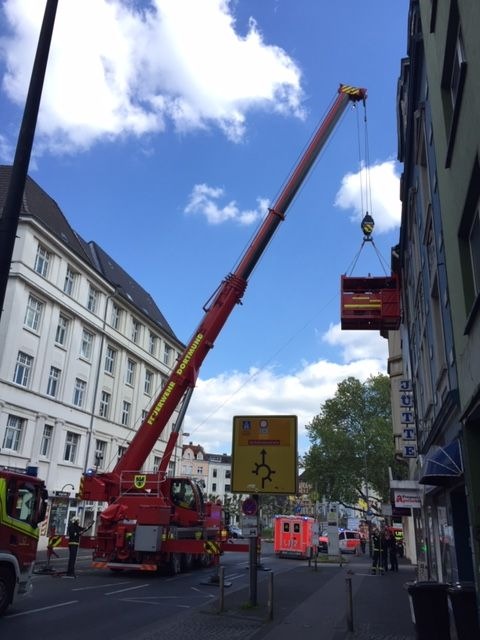 FW-DO: 14.05.2019 Technische Rettung mit Feuerwehrkran in Dortmund Mitte
Verkehrschaos am Borsigplatz