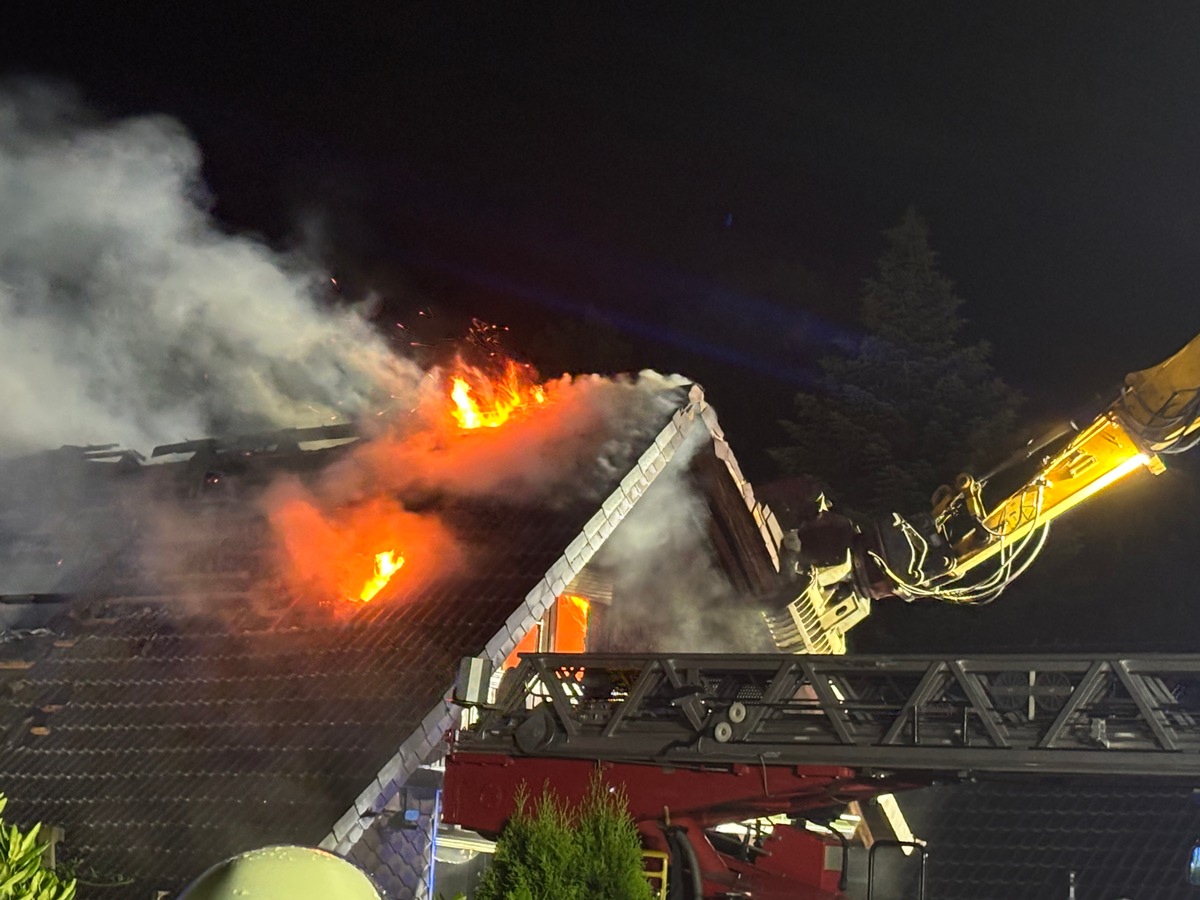 FW-ROW: Feuer zerstört Einfamilienhaus