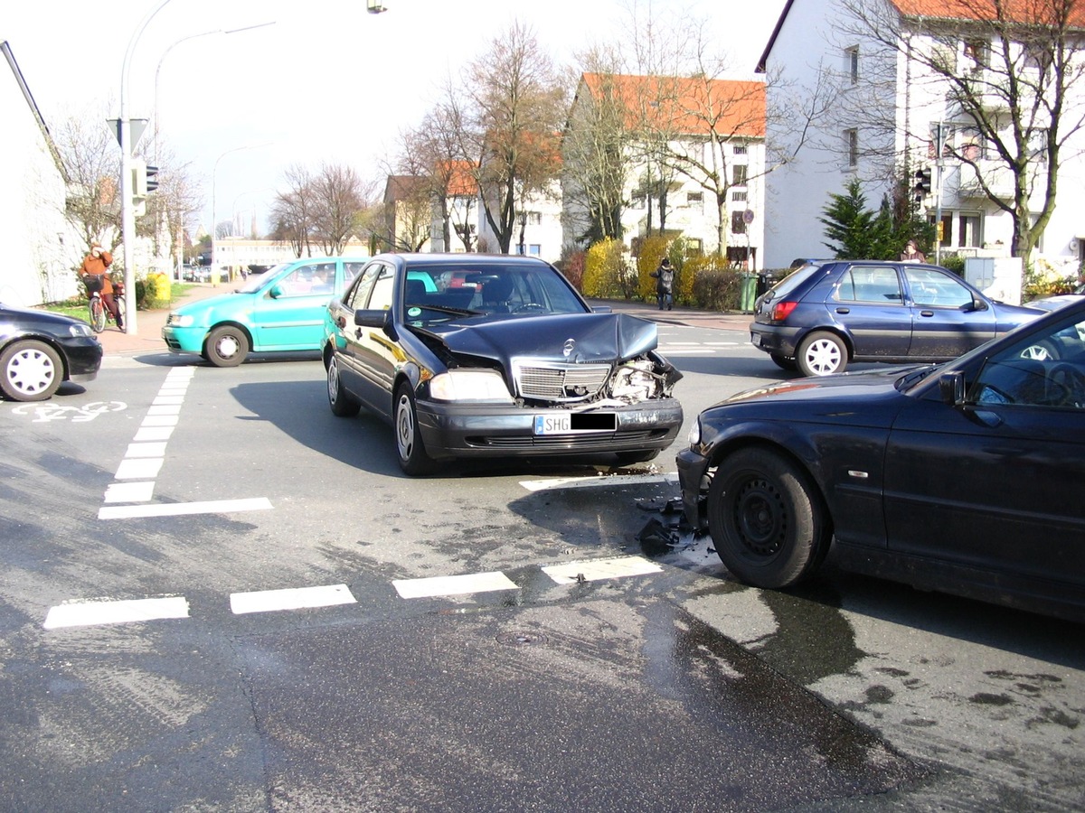 POL-STH: 9 000 EUR Schaden durch Vorfahrtmißachtung