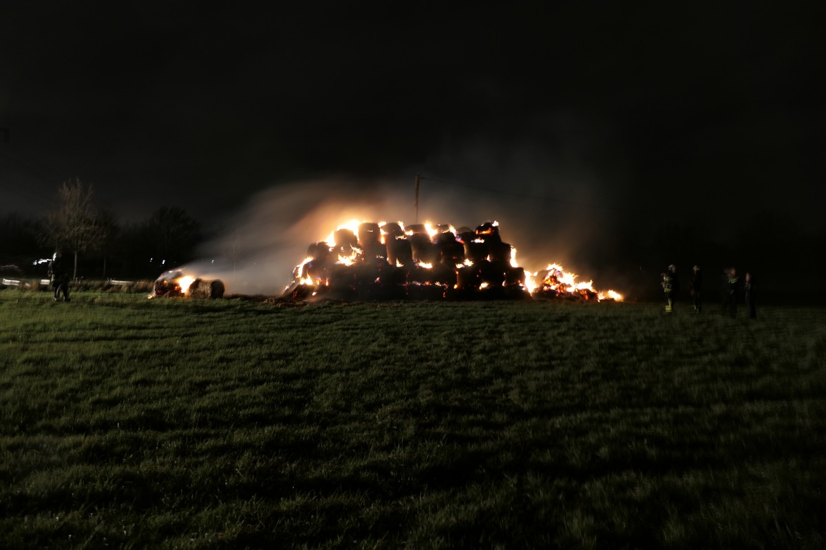 FW-DO: 60 Rundballen im Vollbrand in Scharnhorst