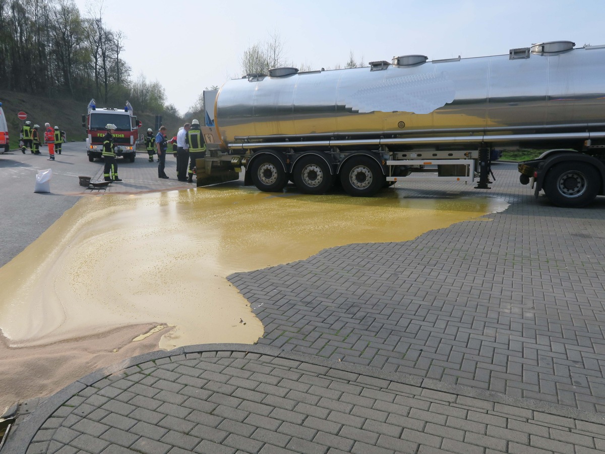 POL-GI: Wenn die Ladung &quot;überquillt&quot; - LKW-Ladung auf dem Parkplatz Heg-Berg entwickelte ein Eigenleben