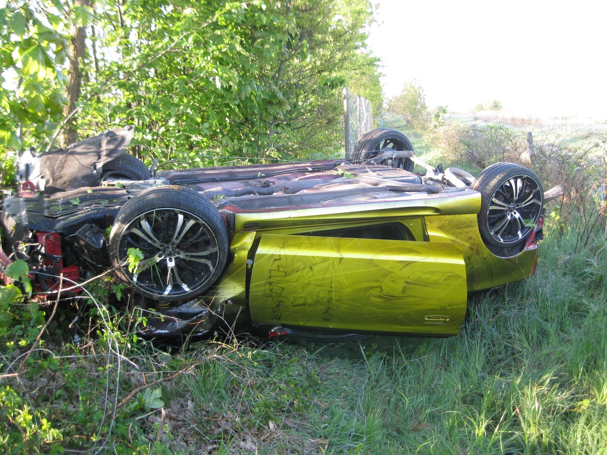 POL-CUX: Sportwagenfahrer auf Autobahn verunfallt - Verursacher flüchtet (Foto als Download) + Zwei Jungs auf einem Rad unterwegs - beide nach Zusammenstoß mit Pkw verletzt u.a.