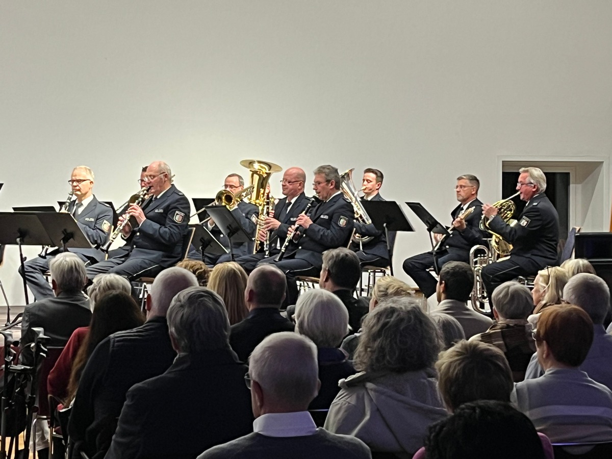 POL-BO: Ein Abend voller Herzblut, Menschlichkeit und Zusammenhalt: Benefizkonzert des Landespolizeiorchesters zugunsten der Ukraine-Hilfe in der Bochumer Synagoge