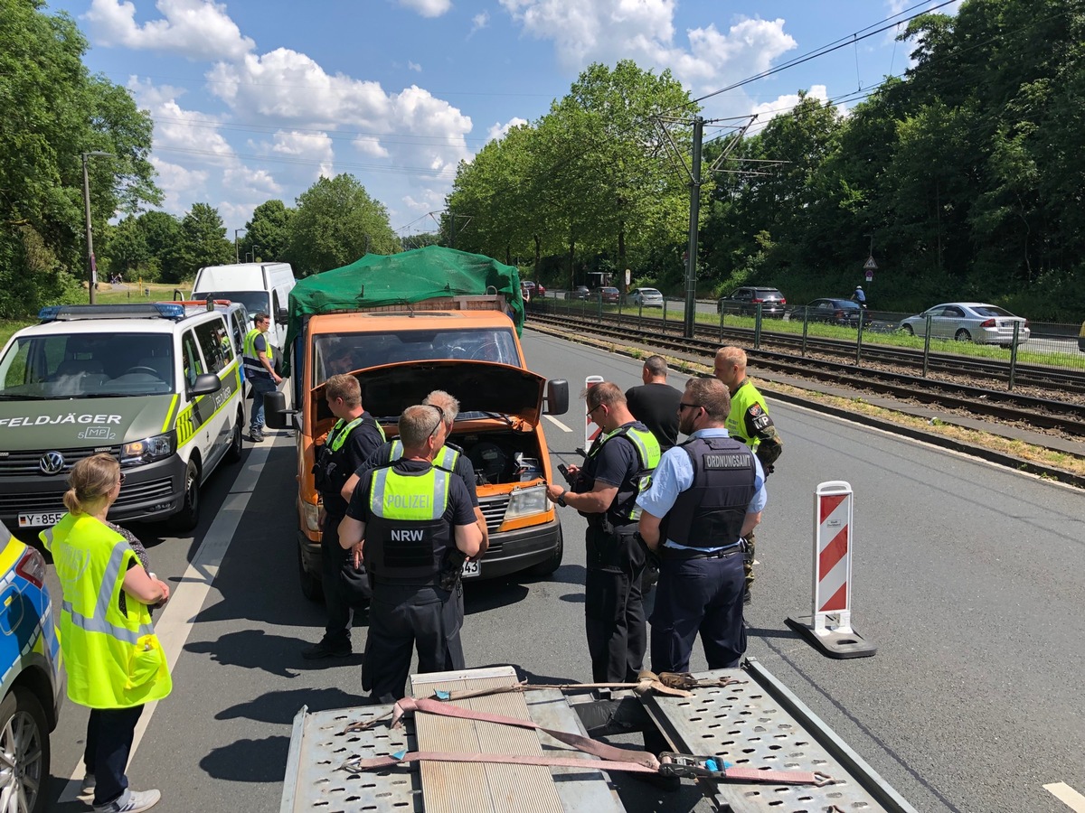 POL-DO: Großangelegte Kontrolle des gewerblichen Güter- und Personenverkehrs: Polizei und Kooperationspartner stellen zahlreiche Verstöße fest