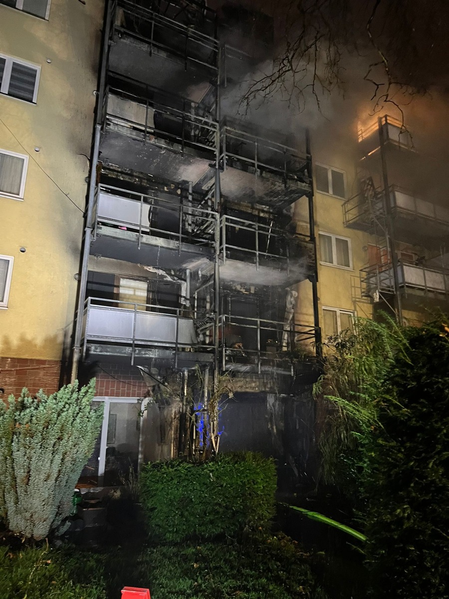 Großbrand in Düsseldorfer Innenstadt erschüttert die Weihnachtszeit / Eine Gruppe von Brandschützern, darunter Donato Muro von Sicherheitsingenieur. NRW, diskutiert die Ereignisse und teilt Erkenntnisse über einen Video-Kanal